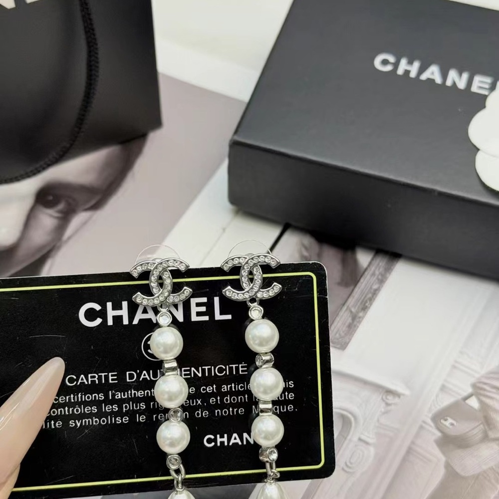 Chanel classic pearl drop earrings - Picture 4 of 7